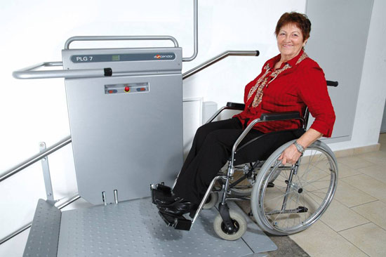 Cena platformy schodowej dla niepełnosprawnych zależy od schodów